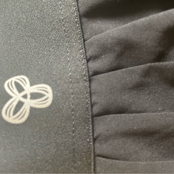 Sporty pleated mini skirt! has built in safety shorts - Picture 2 of 3